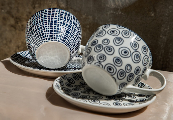 现代的盘子灵感两个陶瓷杯粉桌布上带海岸的陶瓷杯餐具美丽安排复制空间选择焦点图片