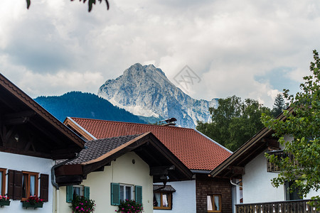 华丽的历史全景风德国巴伐利亚部分Mittenwald的景观图片