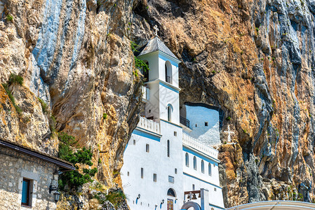 颜色悬崖黑山奥斯特罗格修道院岩石中的古代奥斯特罗格修道院图片