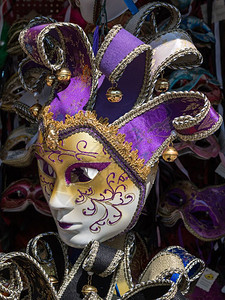 黄金白色和紫中手工制作的嘉年华威尼斯面具紫色的意大利传统图片