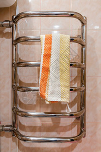 家毛巾杆热的不锈钢洗手间加热毛巾铁轨散器和毛巾图片