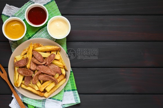 一顿饭智利以薯条和烤香肠南美传统快食制成的Salchipas在盘子蛋黄酱番茄芥子末和叉上供餐厄瓜多尔图片