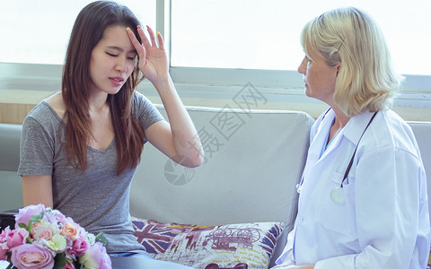 一位高加索女医生在院为患者提供咨询和建议医疗保险概念精神的病人辅导图片