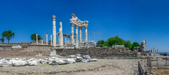 世界破碎的火鸡古希腊城市Pergamon的迪奥尼索斯寺废墟土耳其佩加蒙古代城市Pergamon的一个阳光明媚夏日迪奥尼索斯寺上大图片