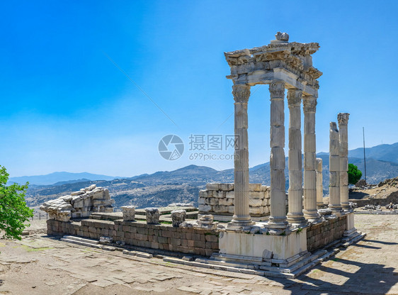 希腊语目的地古董希腊城市Pergamon的迪奥尼索斯寺废墟土耳其佩加蒙古代城市Pergamon的一个阳光明媚夏日迪奥尼索斯寺上大图片