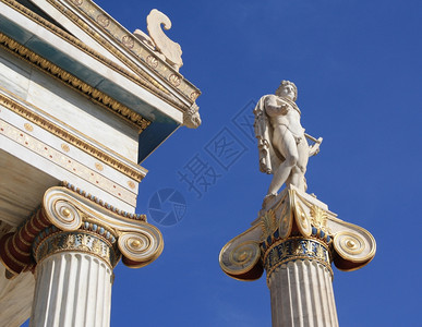 蓝色的药物楣板古希腊神的新典雕像阿波罗在雅典学院外希腊阿波罗是光和太阳的神真理和预言射箭医学和愈合音乐诗歌和艺术图片