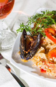巴伦西亚帕耶拉美味的海产食品大米和虾盘子未剥皮邦巴图片