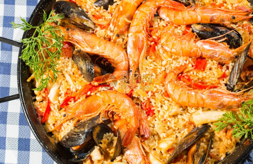 对虾鱿鱼巴伦西亚帕耶拉美味的海产食品大米和虾豆图片
