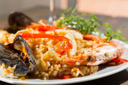 巴塞罗那鱼晚餐伦西亚帕耶拉美味的海产食品大米和虾图片