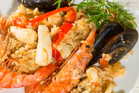 虾皮海鲜饭贝类巴伦西亚帕耶拉美味的海产食品大米和虾图片
