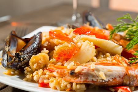 巴伦西亚帕耶拉美味的海产食品大米和虾鱼草本植物晚餐图片