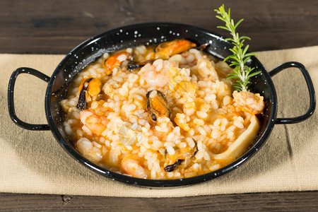 地中海巴伦西亚帕耶拉美味的海产食品大米和虾番茄豆高清图片
