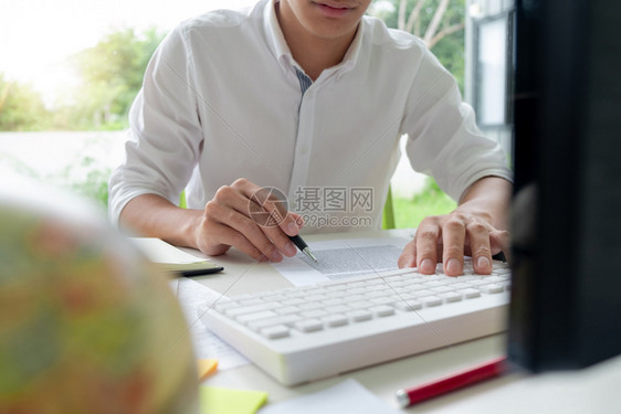 教育学习男大生为研究或在家做务而作笔记或做思维图片