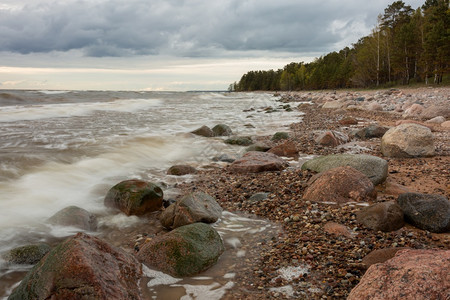 拉脱维亚波罗的海图贾市哈带有岩石和沙子地平线城市国民图片