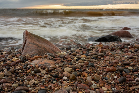 拉脱维亚波罗的海图贾市哈带有岩石和沙子太阳结日落图片