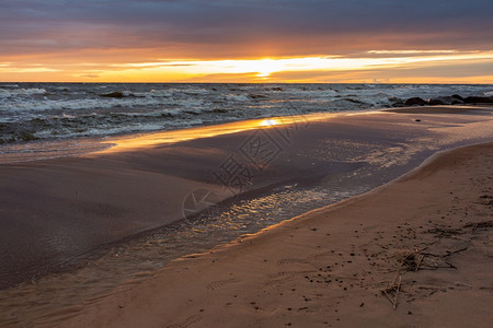 黄昏海滩天空拉脱维亚波罗的海图贾市哈带有岩石和沙子图片