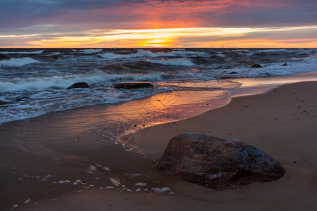 反射全景拉脱维亚波罗的海图贾市哈带有岩石和沙子海浪图片