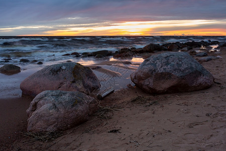 晴天橙旅游拉脱维亚波罗的海图贾市哈带有岩石和沙子图片
