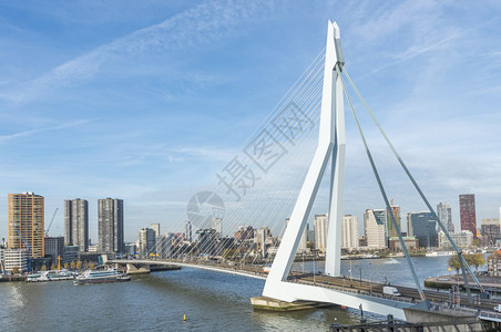 建筑学荷兰鹿特丹2018年月4日鹿特丹的天际线与默兹河和以房屋建筑为背景的伊拉斯姆桥形成马河是鹿特丹出口和旅游天际线的重要河流渡图片