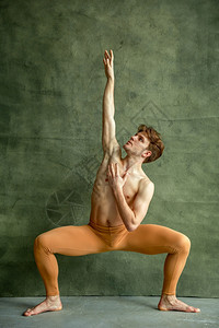 男芭蕾舞者在长墙上露面舞蹈演播室表者有肌肉身材优雅和运动的男子芭蕾舞者在高墙蹈演唱室中露面摆姿势有氧运动灵活图片