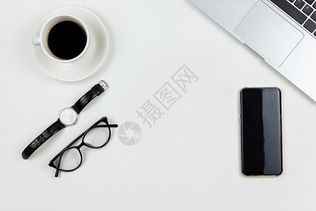 现代工作空间最高视野手表电脑咖啡智能手机白色背景的眼镜复制空间家庭自由职业者平面桌呆在家里使用技术概念台面在职的高架图片