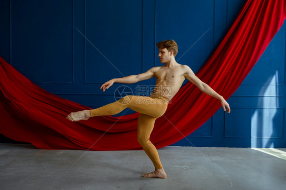 经典的健康男芭蕾舞者蹈班培训蓝墙和背景服装红布有肌肉的表演者优雅和的运动男芭蕾舞者蹈班培训蓝色的图片