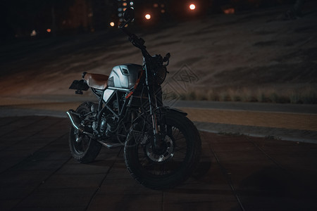趋势黑色的CafeRicerRicrictor摩托车旧式辆具有森林背景的现代材料停放图片