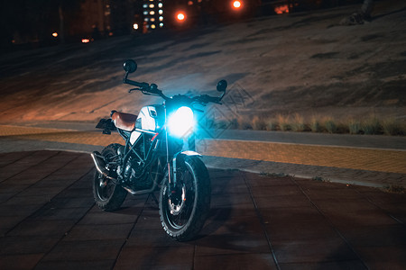 大灯运动CafeRicerRicrictor摩托车旧式辆具有森林背景的现代材料外部图片