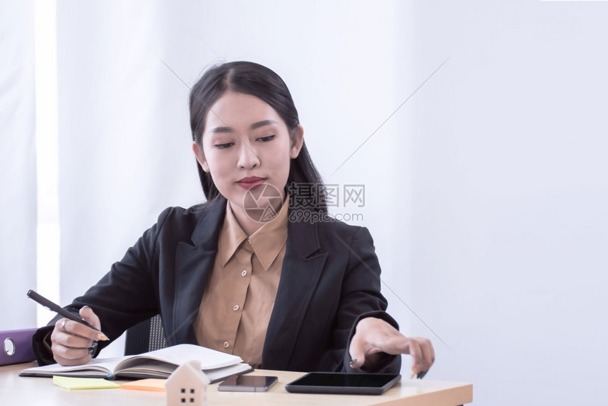 在办公室工作的年轻商业女青的肖像工作场所顾问摆姿势图片