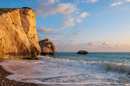 塞浦路斯帕福PetratouRomiou附近海滩的浪震荡风景被认为是希腊神话中的Aphroditersquos出生地经过考虑的吸图片