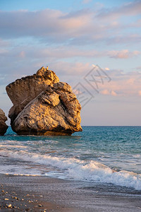 假期欧洲历史塞浦路斯帕福PetratouRomiou附近海滩的浪震荡风景被认为是希腊神话中的Aphroditersquos出生地图片