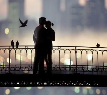 情人节精选2014婚礼桥轮和城市背景的情侣休幕衰退图片