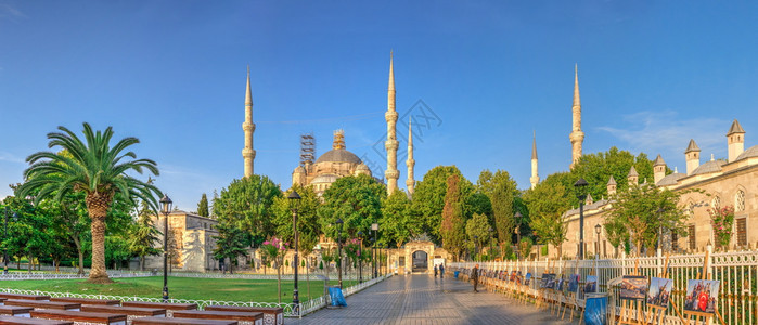 公园遗产夏天土耳其伊斯坦布尔土耳其071329SultanAhmadMaydan与蓝清真寺的背景土耳其伊斯坦布尔的土耳其蓝色清真图片