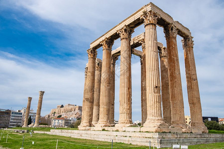 白色的首都雅典奥林匹安宙斯古老圣殿的废墟或具有亚克罗波利斯山背景的奥林匹亚宙斯柱文明图片