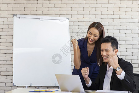 成功商业快乐伙伴在办公室开会团队合作业务和伙伴关系共同概念方面取得成功的商业幸福伴侣联合企业和伙伴关系笔记本电脑各种样的团体图片