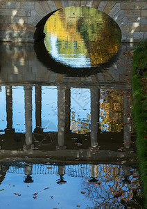 海拔黄色的花园10月秋天波兰WarsawLazienki皇家公园桥景和水的反射图片