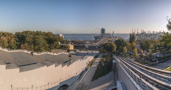 楼梯公园城市景观乌克兰奥德萨Odessa1028奥德萨海滨大道的全景和城市创始人的雕塑秋天早晨奥德萨海滨大道阳光明媚的秋天清晨图片