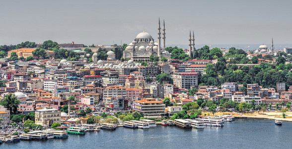 宣礼塔火鸡伊斯坦布尔土耳其071329伊斯坦布尔埃米诺努区的顶视图和土耳其博斯普鲁海峡旅行的码头在夏季一天伊斯坦布尔市的顶视图和图片