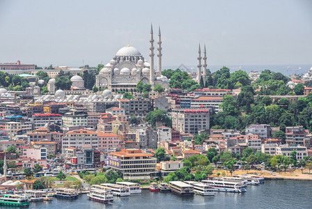 喇叭宣礼塔建造伊斯坦布尔土耳其071329伊斯坦布尔埃米诺努区的顶视图和土耳其博斯普鲁海峡旅行的码头在夏季一天伊斯坦布尔市的顶视图片