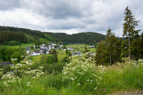 爬坡道绍尔兰旅游德国Sauerland地区Winterberg附近风景的全图象图片