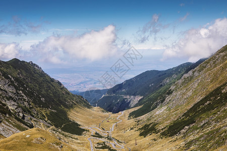 谷罗马尼亚Transfagaras山路蛇纹的绝佳景象罗马尼亚Fagaras山是世界大众旅游目的地最风顺道路之一位于罗马尼亚法加拉图片