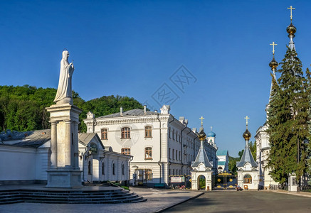 文化正统乌克兰斯维亚托戈尔克07162在阳光明媚的夏日早晨在斯维亚托戈尔克或维亚托希尔克修道院附近的上帝圣母纪念碑乌克兰斯维亚托图片