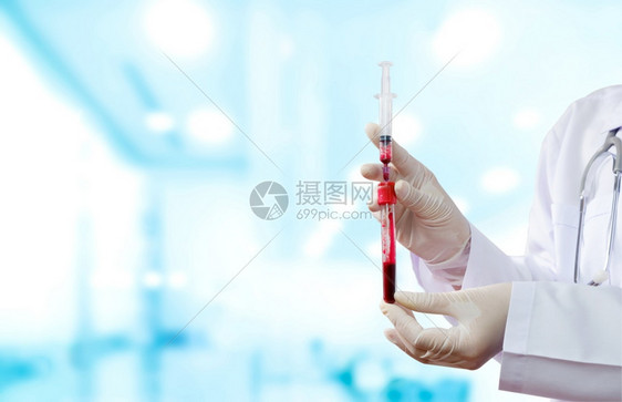 红色的女医生用白大衣和医疗手套将带有血液测试管的注射器和验血管以便在医院的血病化验室进行检测乳胶研究员图片
