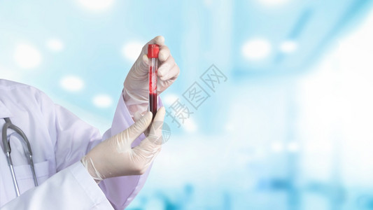 血液学女真空吸尘器近身医生手握白大衣和医疗手套持有红血试管在医院病实验室医学和科概念中进行血检测b检查图片