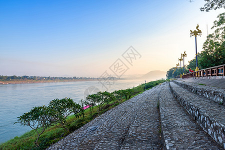 魅力绿色湄公河江边美丽的景色清晨在泰国洛艾省清汗日出时老挝图片