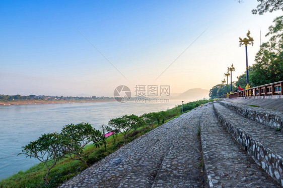 魅力绿色湄公河江边美丽的景色清晨在泰国洛艾省清汗日出时老挝图片