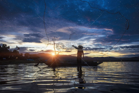 夏天利用泰国的阳光自然与文化概念在船上使用网钓渔SilhouetteFishmanFishman海洋景观图片