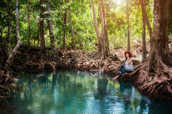 泥炭女士ThaPom红树林泰国Krabi红树林中美丽的翡翠池绿树林坐在根上的嬉皮妇女ThaPom红树林景观图片