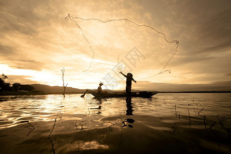 轮廓早晨暮泰国阳光下渔网捕鱼剪影自然与文化概念图片