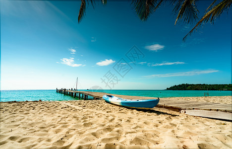云美丽的热带天堂海滩Coconut度假胜地的Coconut树木桥和在阳光明媚的暑假度村的皮艇船椰子图片
